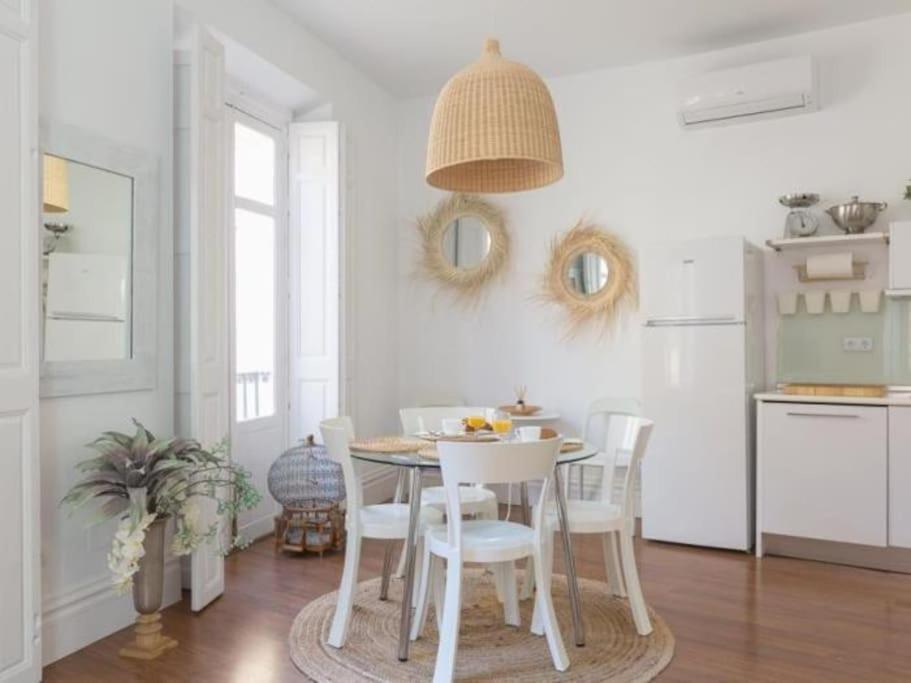 Chic Casa Cathedral At Calle Fresca 2-Bedroom Apartment In Malaga City Center Ngoại thất bức ảnh