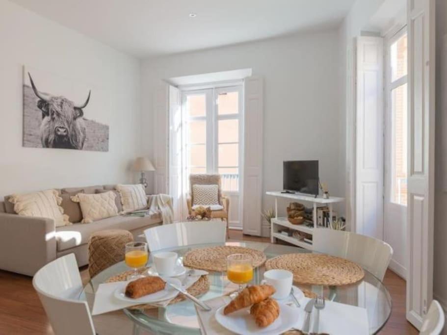Chic Casa Cathedral At Calle Fresca 2-Bedroom Apartment In Malaga City Center Ngoại thất bức ảnh