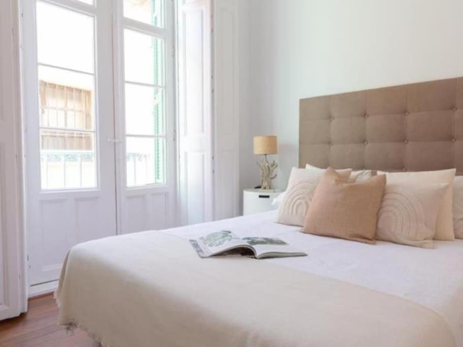 Chic Casa Cathedral At Calle Fresca 2-Bedroom Apartment In Malaga City Center Ngoại thất bức ảnh